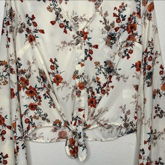 NEW Floral Front Tie Fluted Bell‎ Sleeve Top Size Small​ - Picture 5 of 7